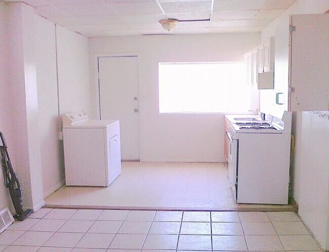 Building Photo - 915 Maple Terrace