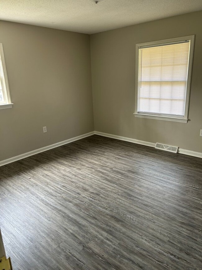 Building Photo - 3 bedroom, two bath home for rent