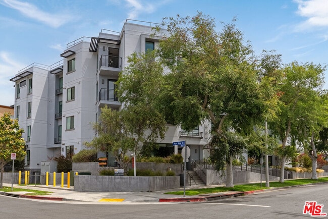 Building Photo - 5955 Saturn St