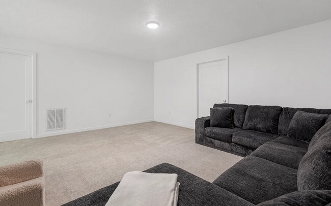 Building Photo - Beautiful 5 bedroom home - Nixa MO