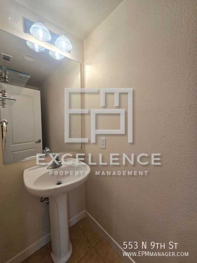 Building Photo - 553 N 9th St