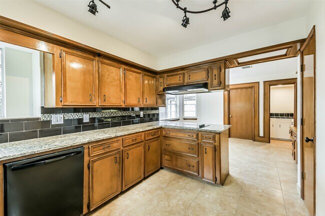 Building Photo - 12910 Ivyforest Dr