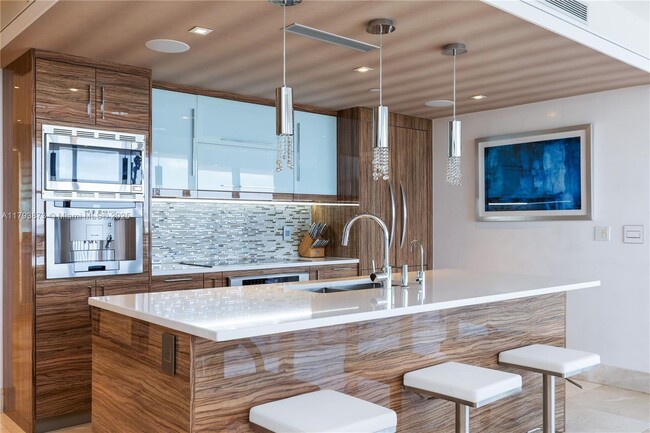 Building Photo - 5875 Collins Ave