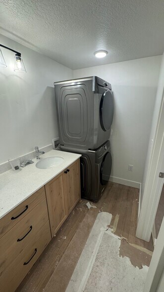 Building Photo - 204 N Rick Way
