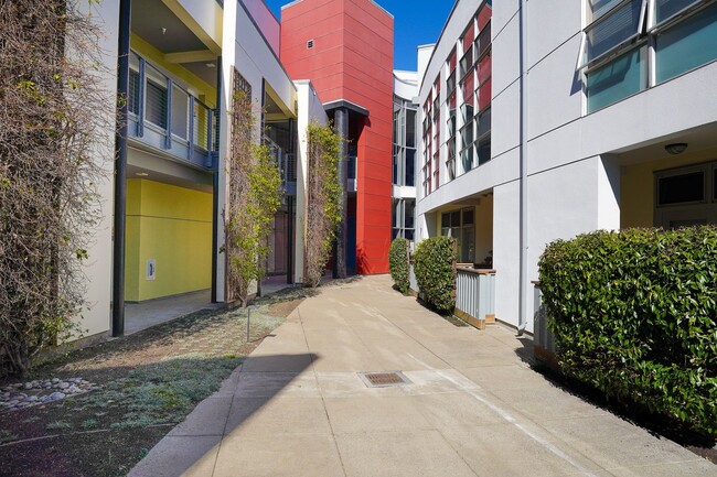 Building Photo - Amazing Oliver Loft in Emeryville!