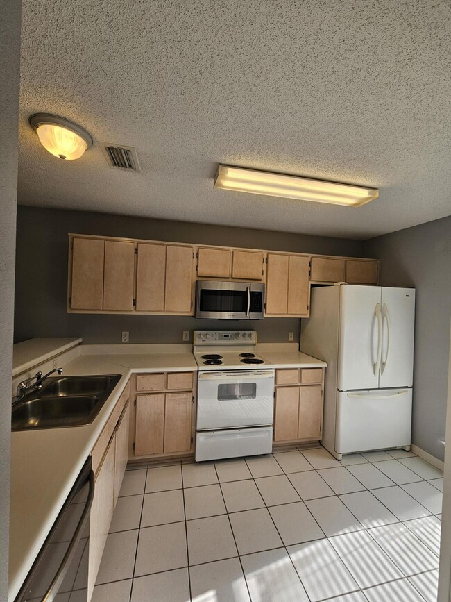 Building Photo - 2787 Bay Club Dr