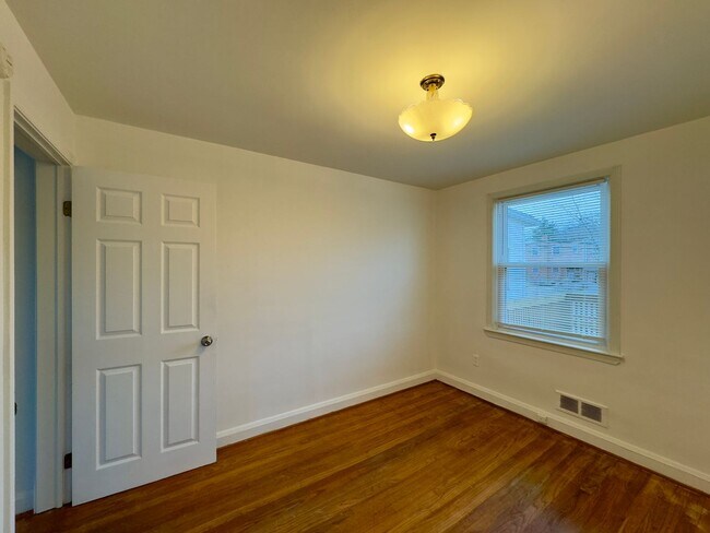 Building Photo - Charming 3 Bedroom/1.5 Bathroom in Yale Heights, MD!