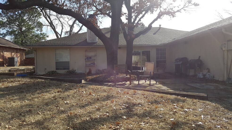 Building Photo - 825 Skylark Dr