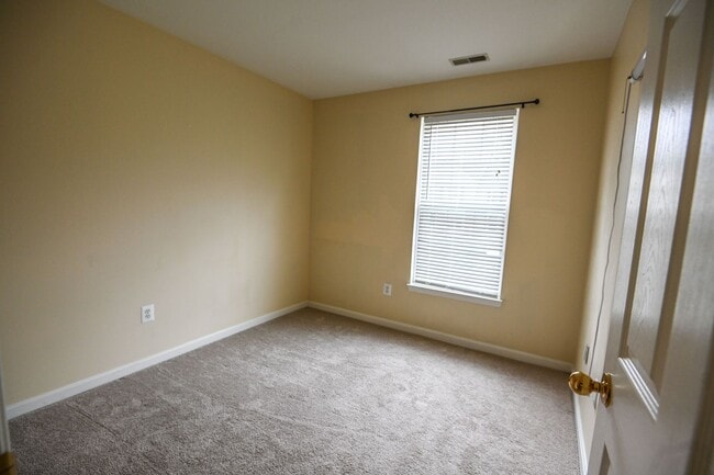 Building Photo - Seven Oaks Townhouse