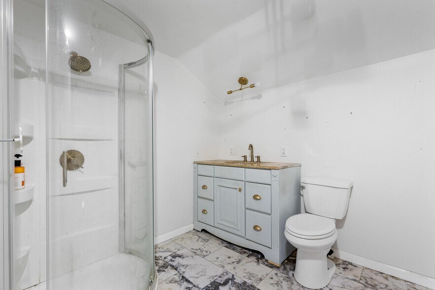 Building Photo - 2225 Catalpa Dr