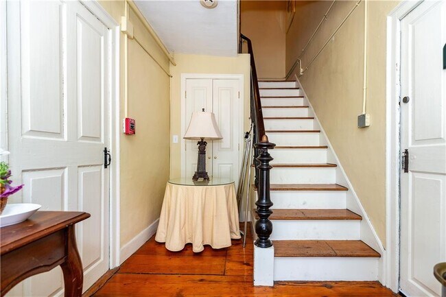 Building Photo - 19 King St