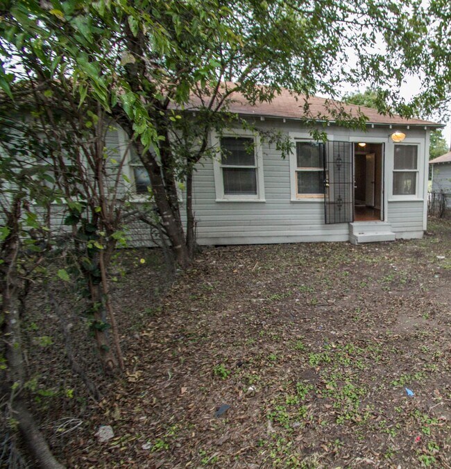 Building Photo - 932 Poinsettia St