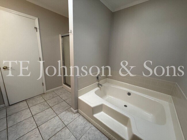 Building Photo - Charming 3 Bedroom Home Near Country Club ...