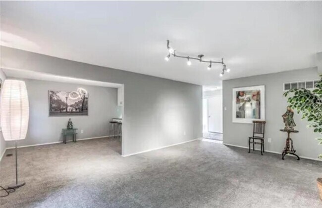 Building Photo - 252 Glandore Dr