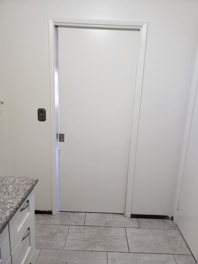 Building Photo - 1313 Claus Rd