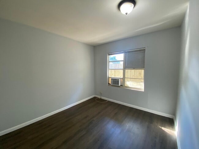 Building Photo - 428 Roseland Dr