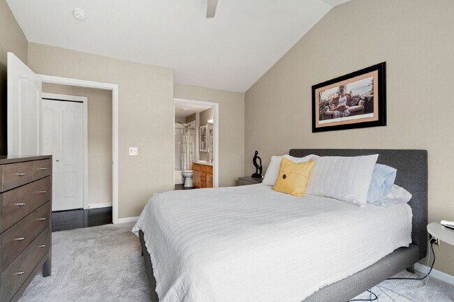 Building Photo - Bright & Spacious 2 Bedroom, 2 Bath Condo