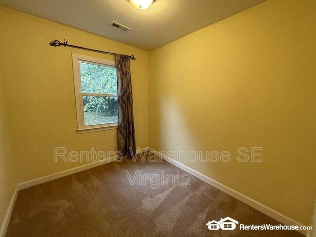 Building Photo - 500 Ashlawn Dr