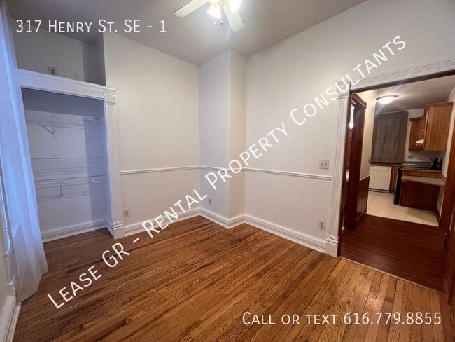 Building Photo - Two Bedroom Spacious Unit in Cherry Hill! ...