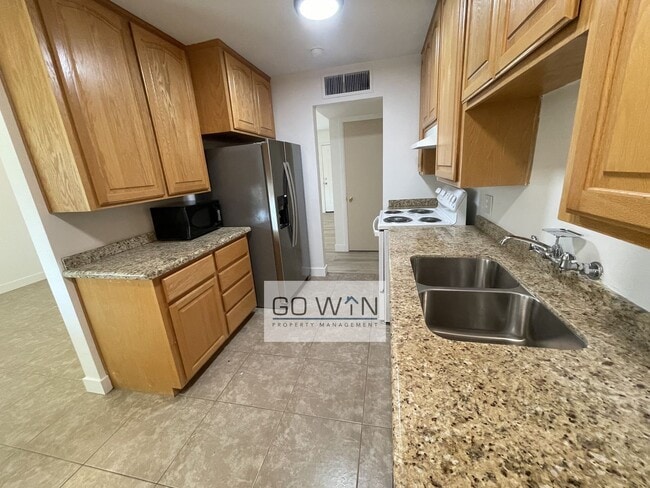 Building Photo - 4 Bed/ 2 Bath - House With Backyard!