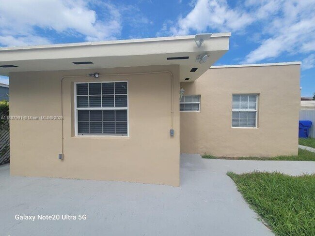 Building Photo - 2265 SW 15th St