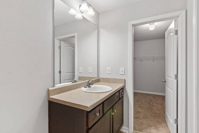 Building Photo - 3 Bedroom Townhome in Jonesboro!