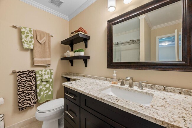 Building Photo - 4 Bedroom, 3.5 Bath Furnished Townhouse Available