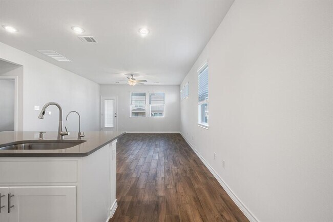 Building Photo - 108 Leatherleaf Dr