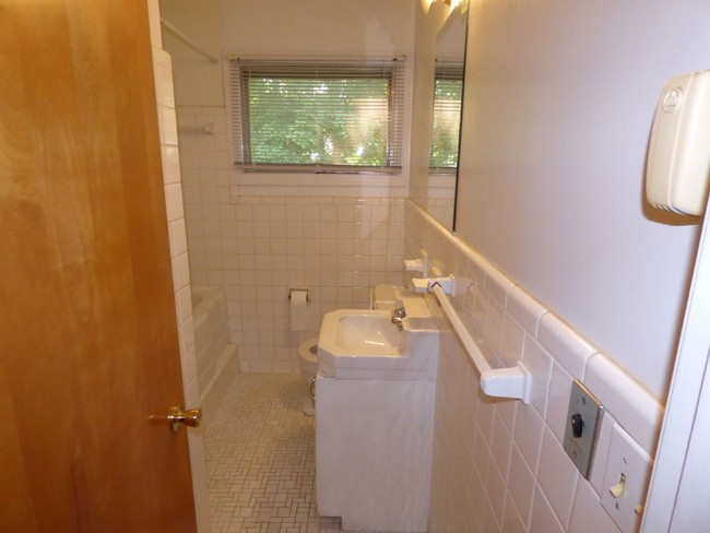 Building Photo - HUGE 2BR/2B Duplex near Downtown Murfreesboro