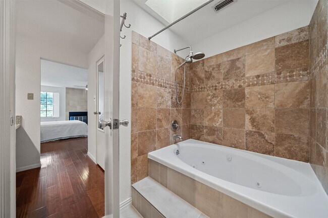 Building Photo - 9850 Pagewood Ln