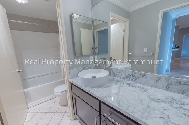 Building Photo - Don't miss out! 2 Bed 2 bath ready to go!