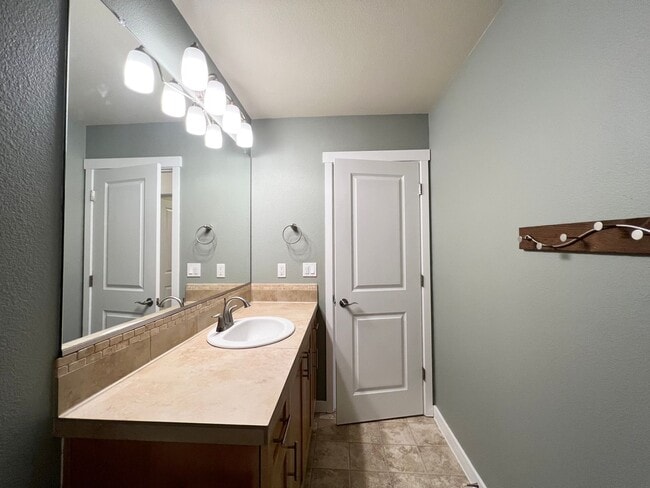 Building Photo - Beautiful 4 Bed, 2.5 Bath Home with Two Car Garage!