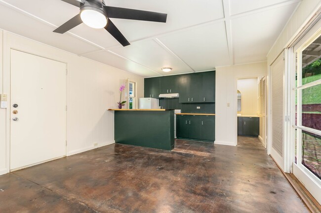 Building Photo - Rare Find: Tantalus Rustic Charm: Large: 1 Bdr/1 Bth:- Electric Included