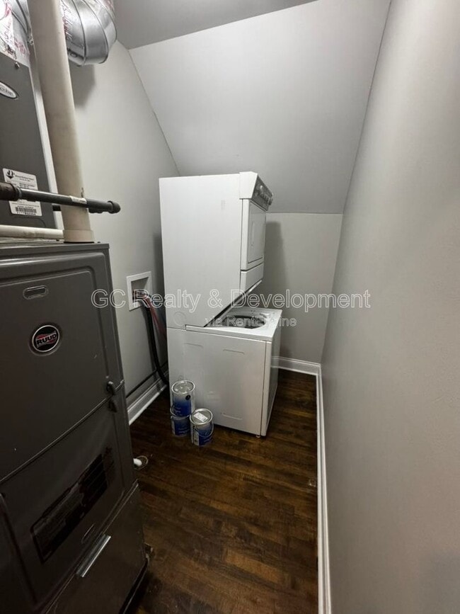 Building Photo - 4343 N Troy St