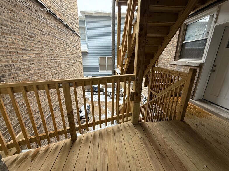 Building Photo - 5069 N Wolcott Ave