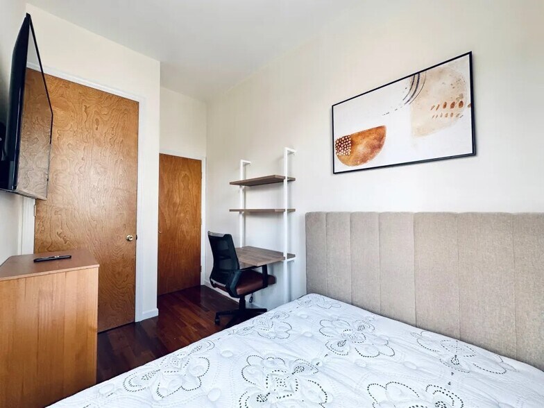 Building Photo - Furnished room/NOT APARTMENT