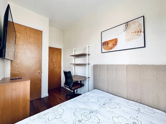Building Photo - Furnished room/NOT APARTMENT