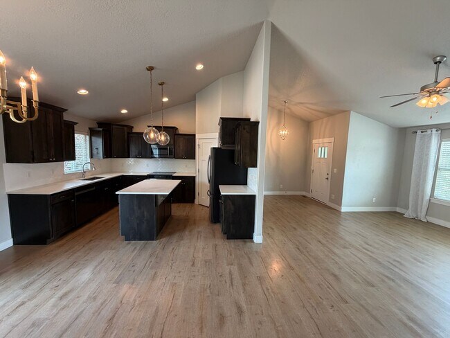 Building Photo - Spacious 6-Bedroom Home for Rent in Lehi