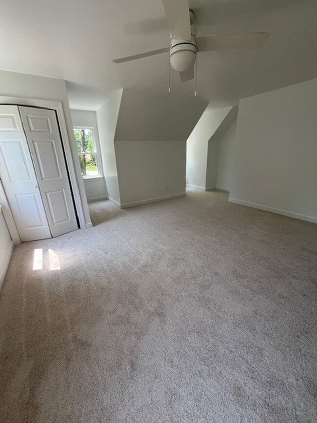 Building Photo - Two-Story Cape Cod- 3 Bed 2 Bath Greensbor...