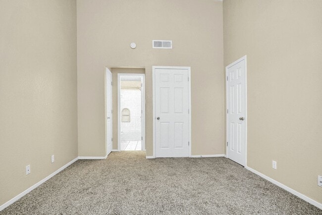 Building Photo - Eastside 2 Bedroom 2 Bath
