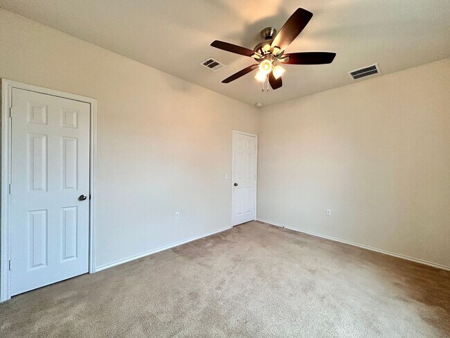 Building Photo - Charming 3/BR 2/BA  Home with Spacious Backyard