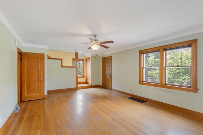 Building Photo - Charming 4 Bed, 2 Bath Home Steps from Elmwood Park