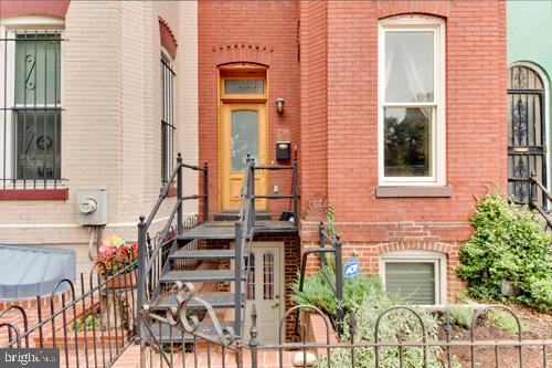 Building Photo - 720 C St NE