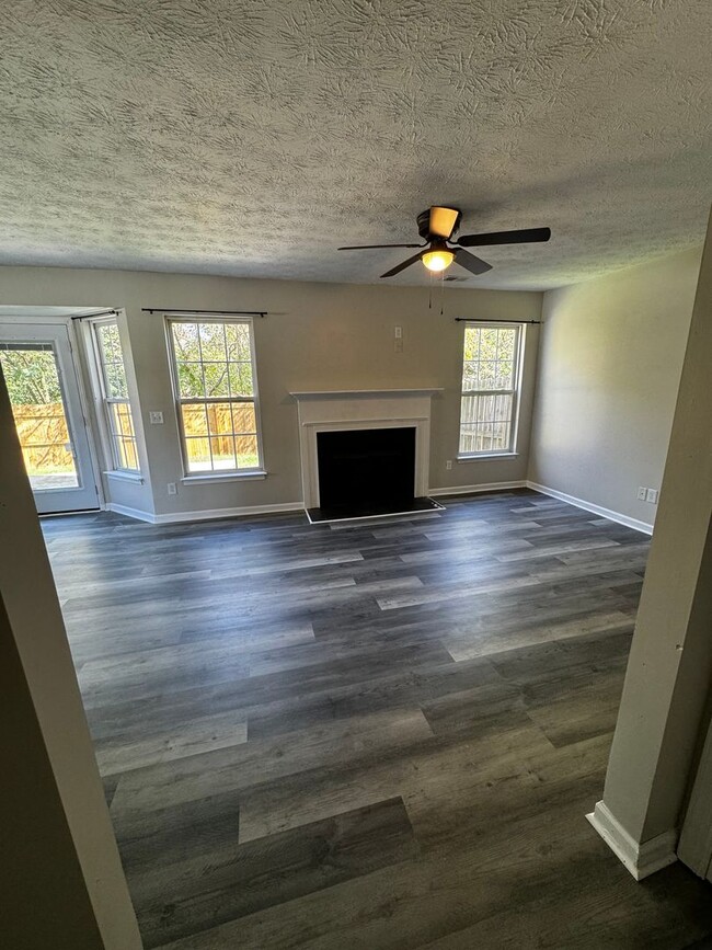 Building Photo - Newly renovated 3 bed/ 2.5 bath near Nasvh...