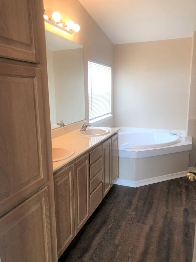Building Photo - Coming Soon! Recently Remodeled Large Home!
