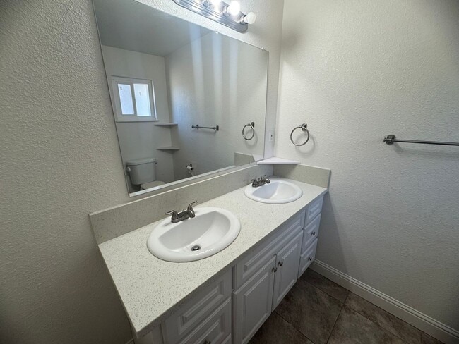 Building Photo - 4 Bedroom Home in Sacramento