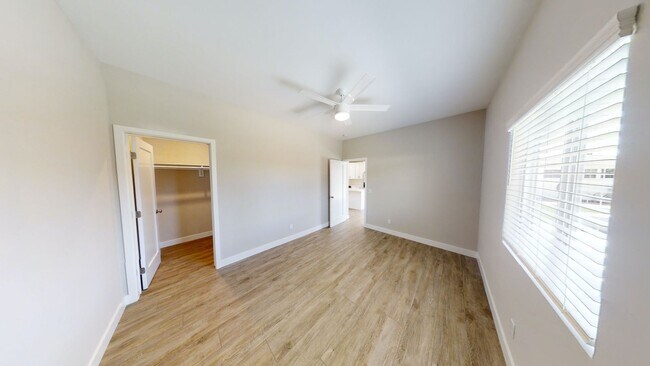 Building Photo - 4BD/2BA, Spacious Yard  (Lease out, pendin...