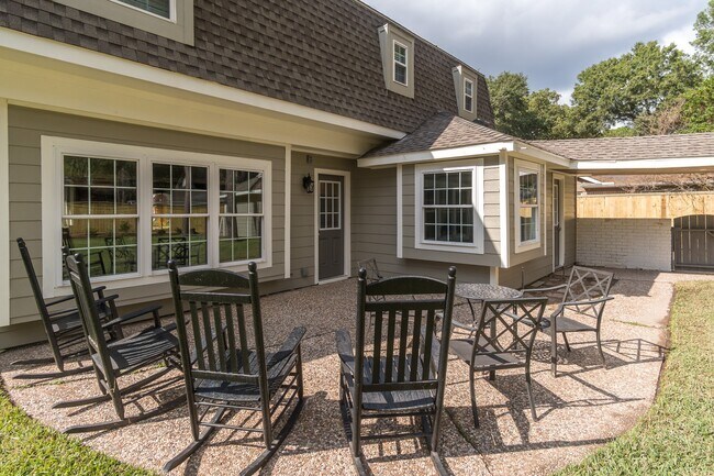 Building Photo - 726 Thistlewood Dr