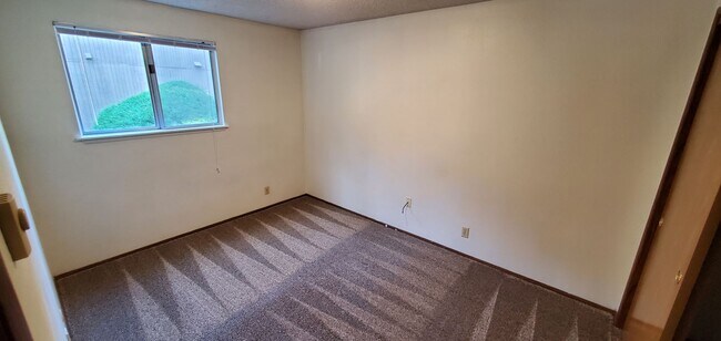 Building Photo - Two Bedroom Apartment in South Salem
