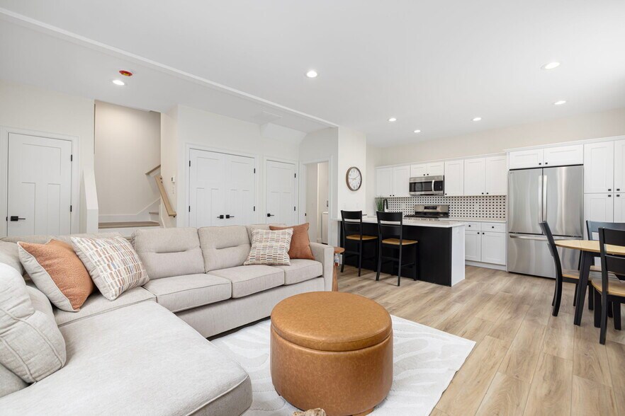 Building Photo - 50 S County Trl